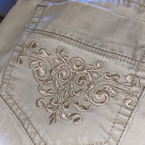 Gloria Vanderbilt Tan Capris Sz 12 (embroidered pockets!) - Picture 2 of 7